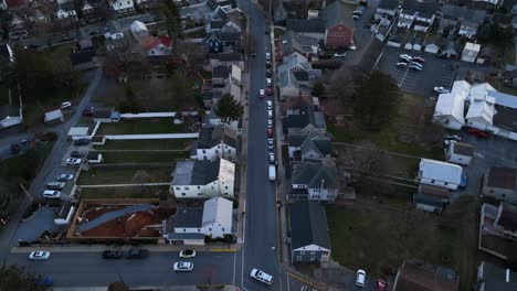 Amerikanische-Stadt-Mit-Verkehr-Auf-Der-Straße-Während-Des-Sonnenuntergangs