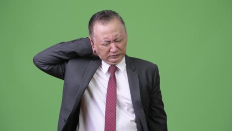 목 통증 이 있는 성숙 한 일본인 사업가