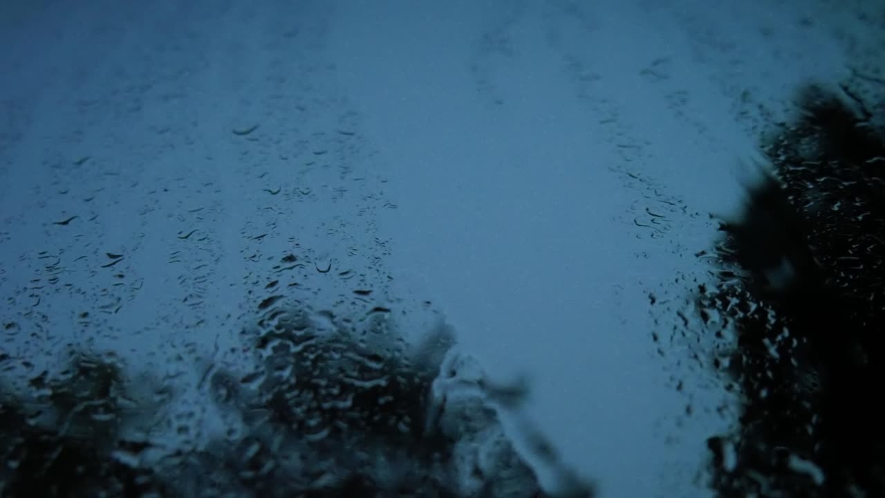 un trueno súper brillante golpea afuera con gotas de agua en la ventana y la silueta del árbol