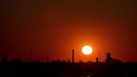 Riesige-Orangefarbene-Sonne-Geht-Im-Zeitraffer-Im-Februar-über-Der-Westseite-Von-Chicago-Unter-Und-Wird-Völlig-Dunkel