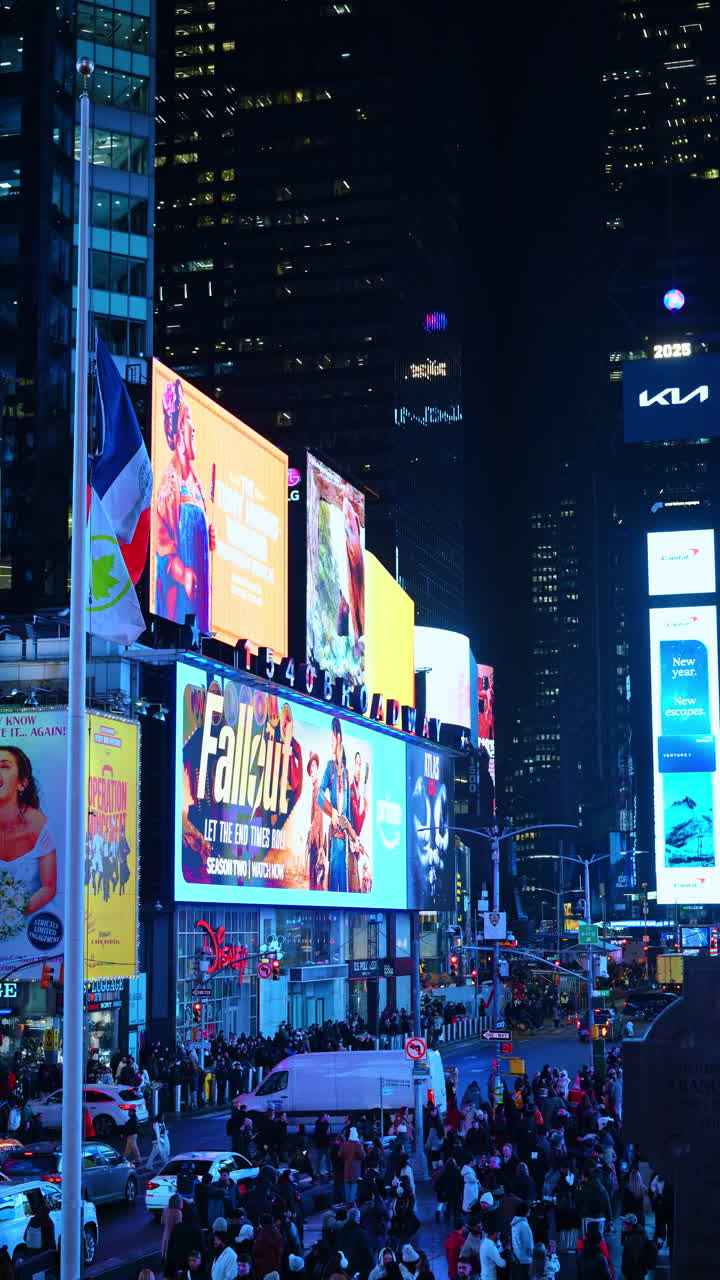 Nueva York, EE. UU., 2 de septiembre de 2025: Vallas publicitarias iluminadas de Times Square por la noche. Pantallas digitales brillantes y multitudes nocturnas en Times Square, Manhattan