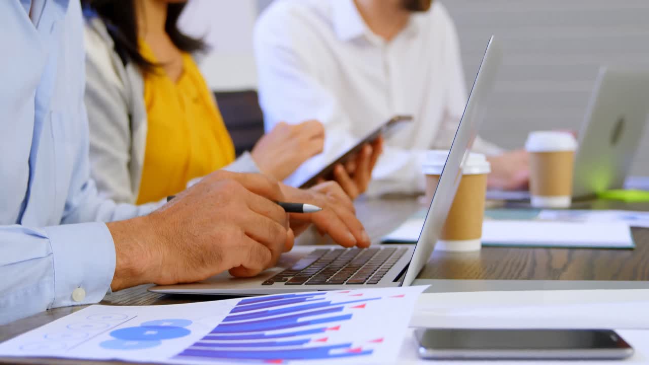 ejecutivos que trabajan en la mesa en la oficina 4k