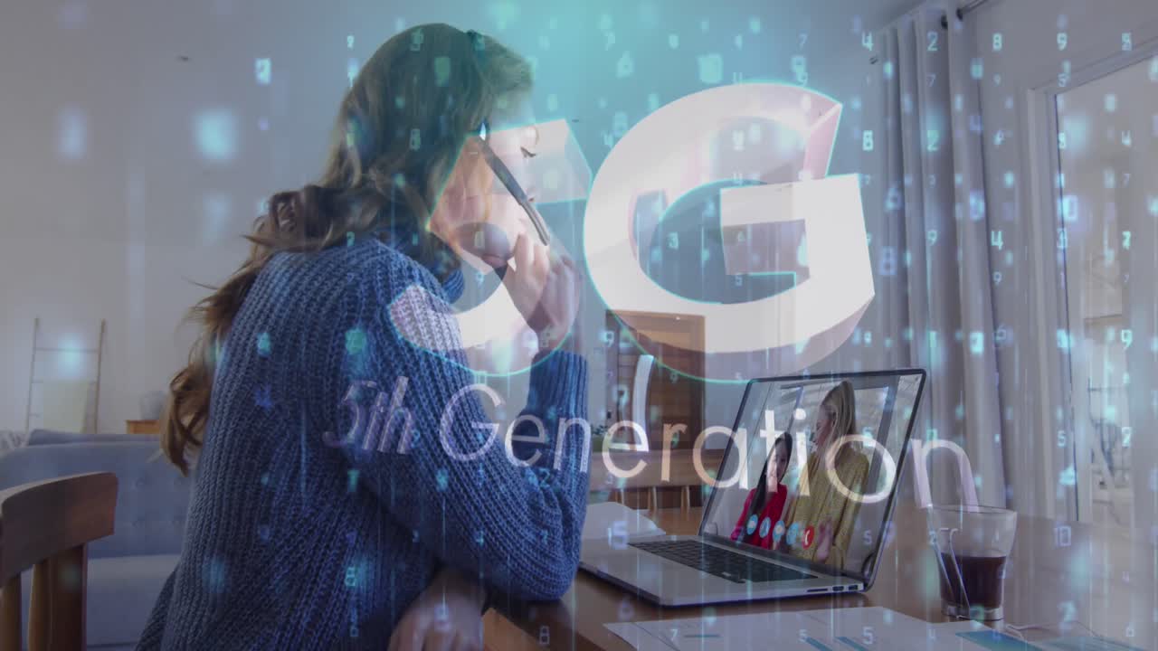 animación de 5g texto de quinta generación sobre mujer usando portátil en videollamada en segundo plano