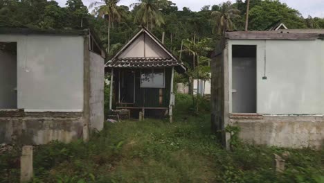 toma de camión de un complejo turístico de bungalows de playa abandonado y abandonado en koh chang tailandia debido al efecto de covid en los viajes y el turismo globales