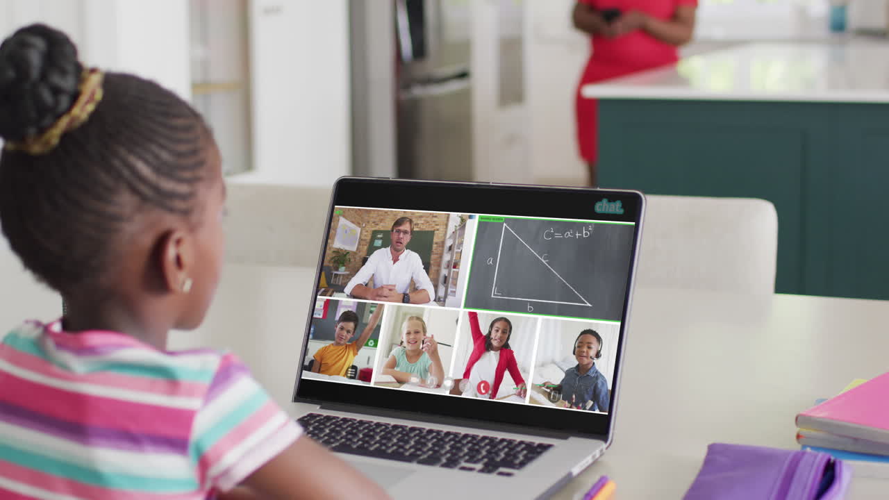 Ragazza afroamericana che usa un laptop per una lezione online con bambini e un insegnante di varie etnie.