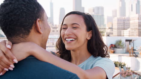 Pareja-Romántica-Abrazándose-En-La-Terraza-De-La-Azotea-Con-El-Horizonte-De-La-Ciudad-En-Segundo-Plano.