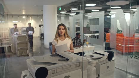 día en la oficina con empleados multiétnicos