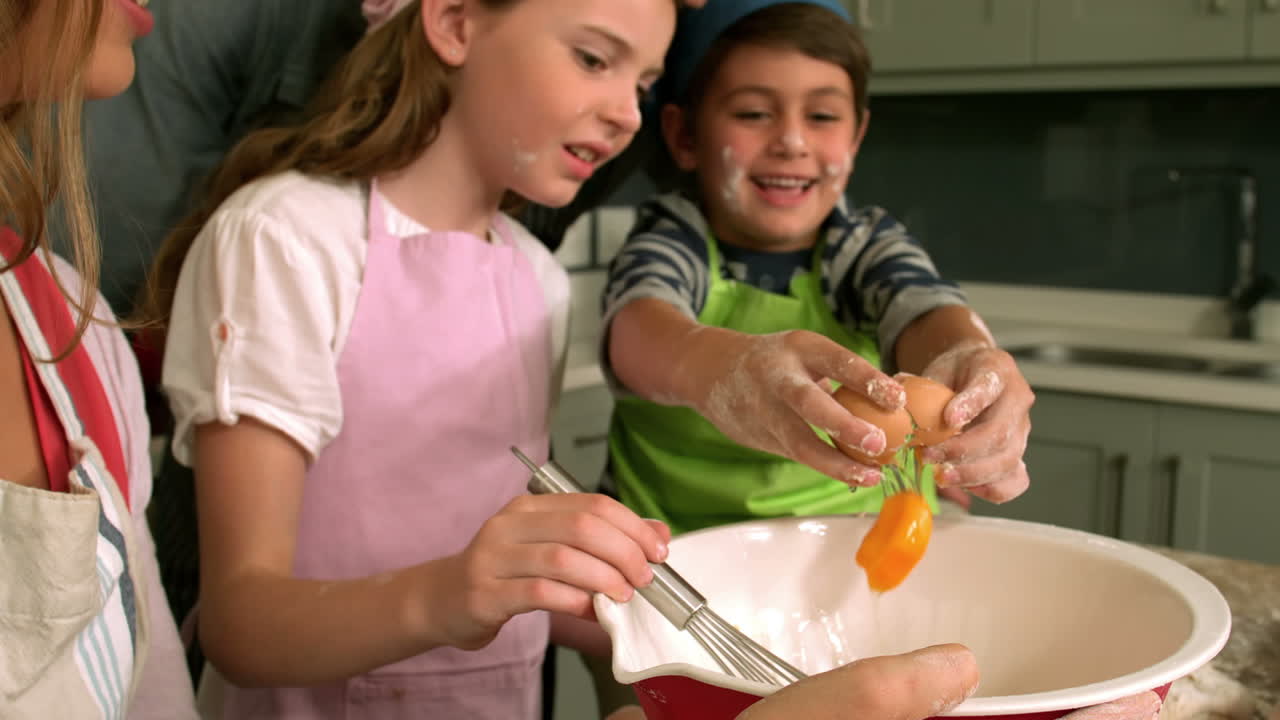 Famiglia che prepara una torta
