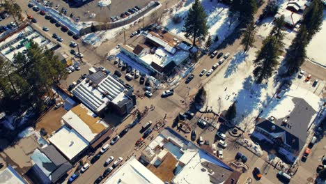 Drone-Volando-Por-La-Tarde-En-Big-Bear-Mountain-California-Capturando-La-Impresionante-Vista-Aérea-Con-Un-Exuberante-Bosque-Verde