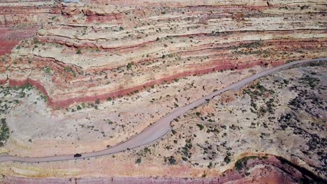 Antena-Como-Un-Coche-Viaja-Por-La-Peligrosa-Carretera-De-Montaña-De-Moki-Dugway-Desierto-De-Nuevo-México-Suroeste-3