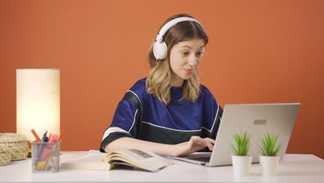 mujer joven abrazando alegremente la computadora portátil.