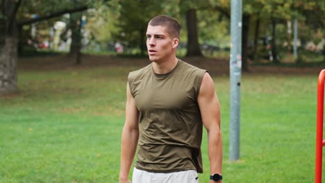 Un-Joven-Atlético-Estira-Los-Músculos-Antes-De-Comenzar-A-Entrenar-En-El-Parque.