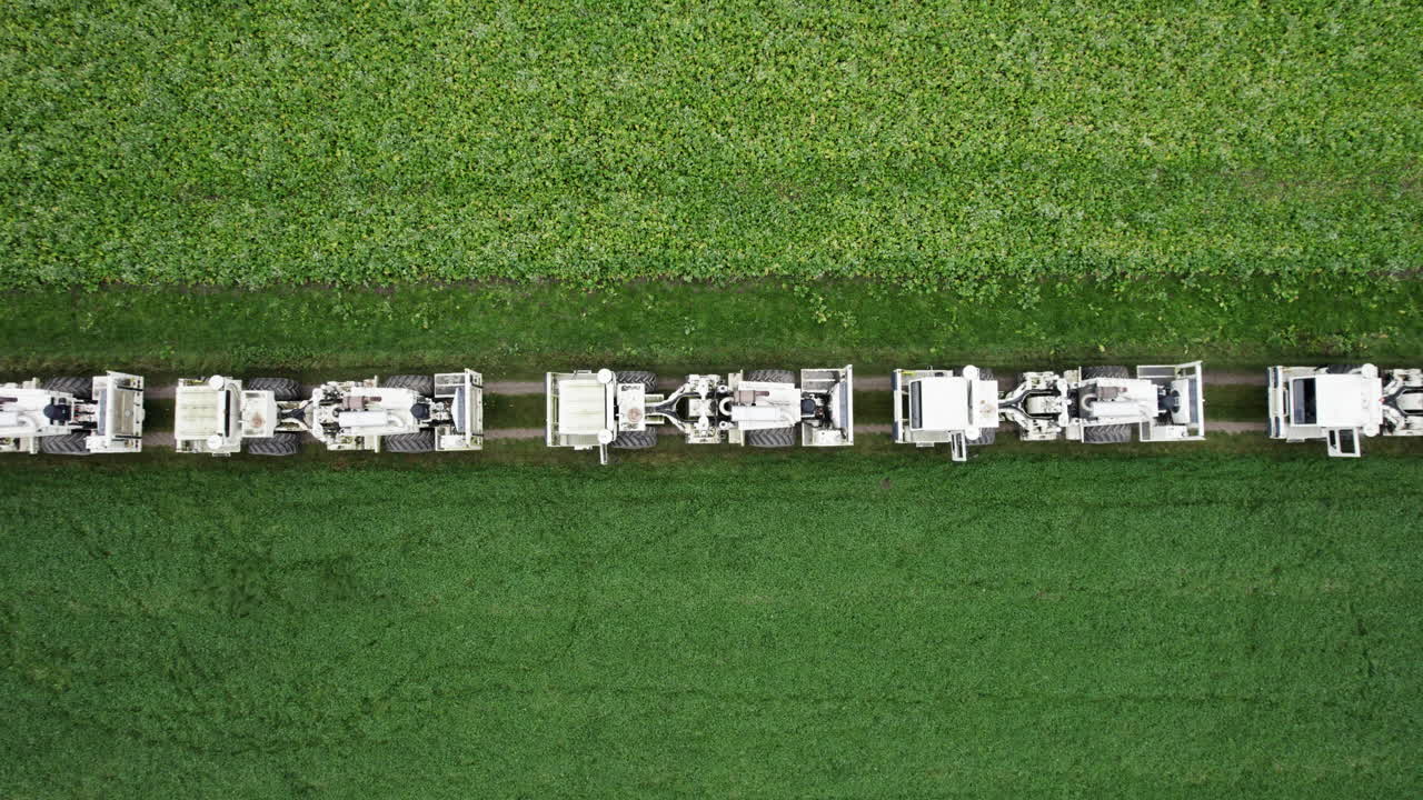 드론으로 촬영된 여러 개의 비브로 트럭의 고해상도 비디오