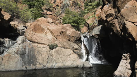 Revelación-De-Roca-Y-Pendiente-Cubierta-De-Vegetación-Con-Agua-Dulce-Y-Clara-Debajo