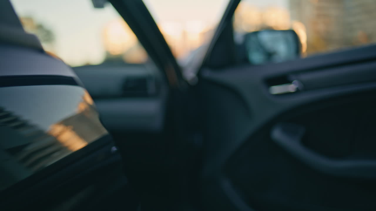 un tipo elegante se sienta en un auto listo para un viaje por carretera en un fondo borroso de la calle en primer plano