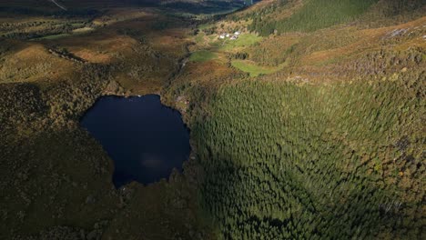 Antena-Sobre-Los-Lagos-Y-Colinas-Escarpadas-Cerca-De-Lauvstad-En-El-Municipio-De-Volda,-Noruega