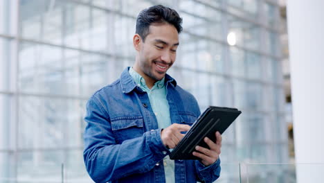 Tableta,-En-Línea-Y-Hombre-De-Negocios-En-La-Oficina