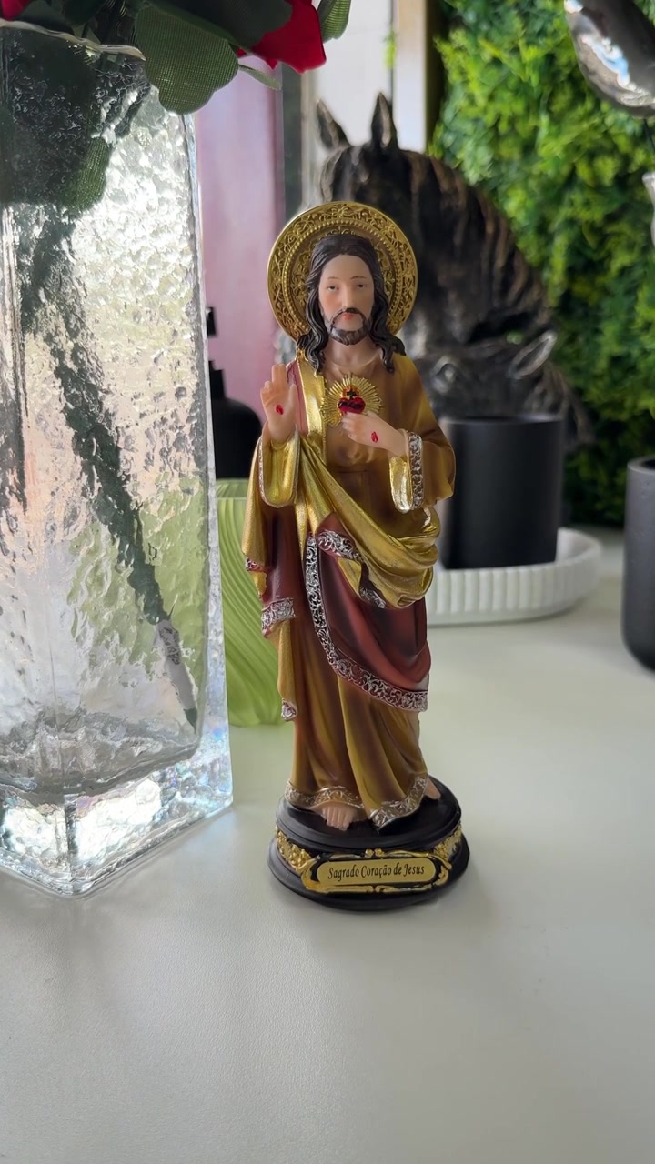 Statua del Sacro Cuore di Gesù su un tavolo