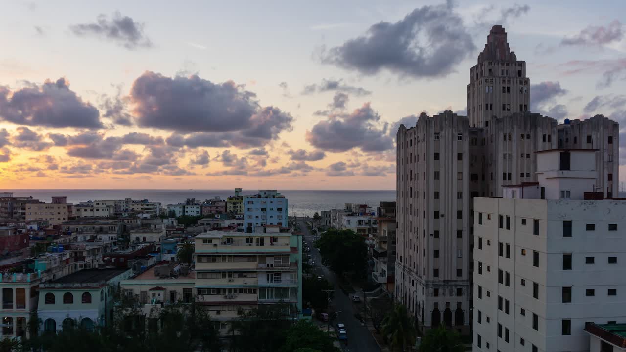 다채롭고 흐린 일몰 동안 쿠바의 수도인 구 아바나 시의 주거 지역에 대한 공중의 아름다운 저속 전망