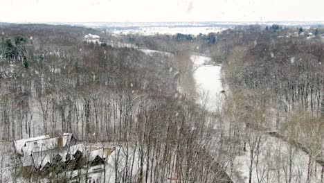 Riesiges-Herrenhaus-Im-Wald-Während-Des-Winterschneesturms