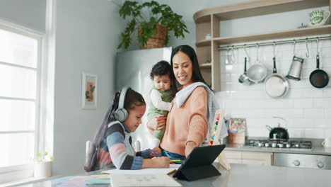 Ayuda-Escolar-En-Casa,-Madre-E-Hija-Con-Tableta