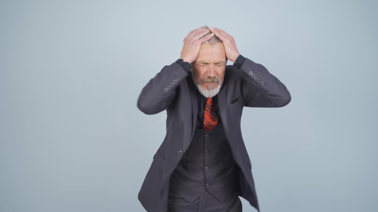 un hombre de negocios que tiene una crisis nerviosa.