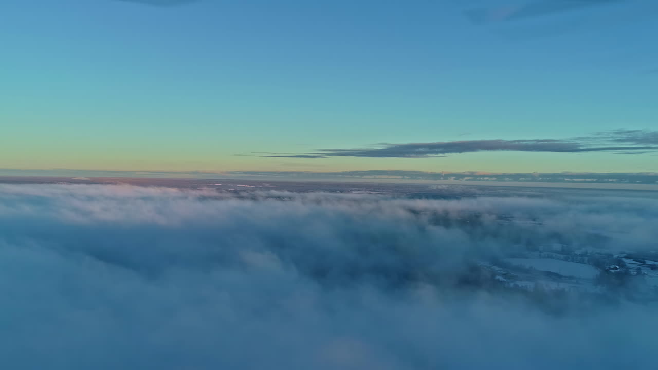 por encima de las nubes al amanecer con una vista serena del gradiente del cielo, tranquilo y expansivo