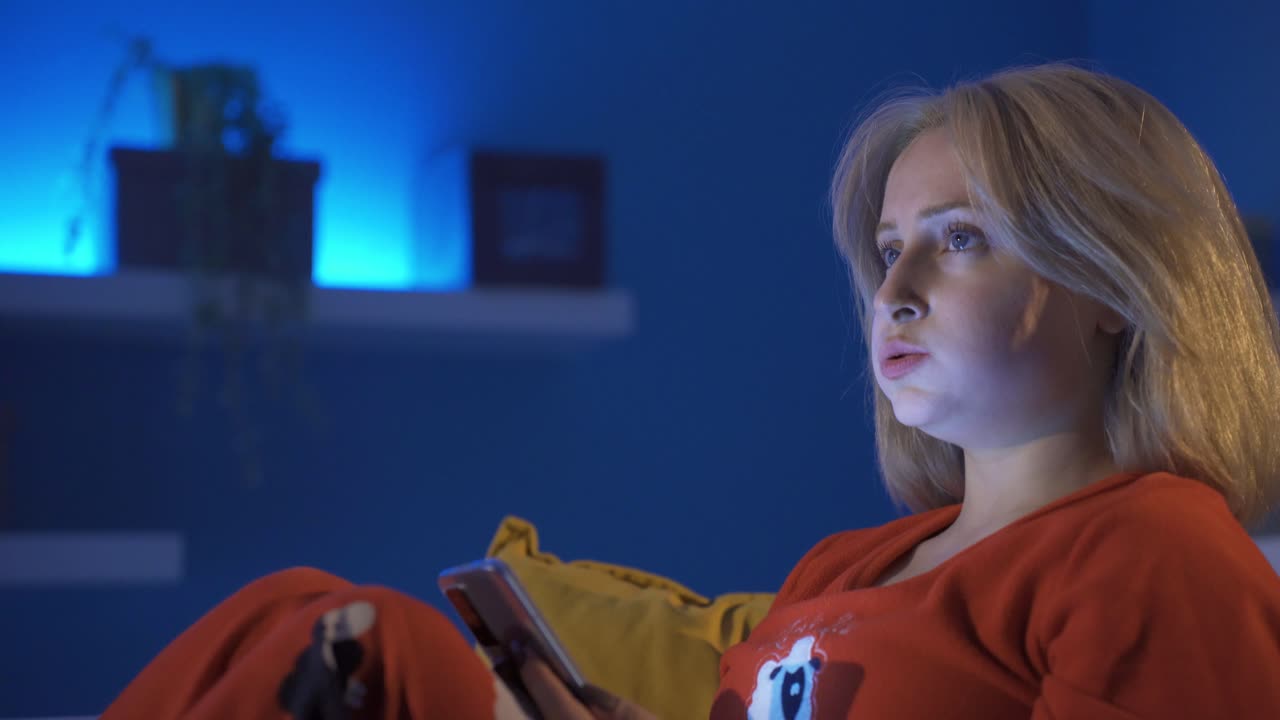 женщине скучно, но она продолжает писать сообщения.