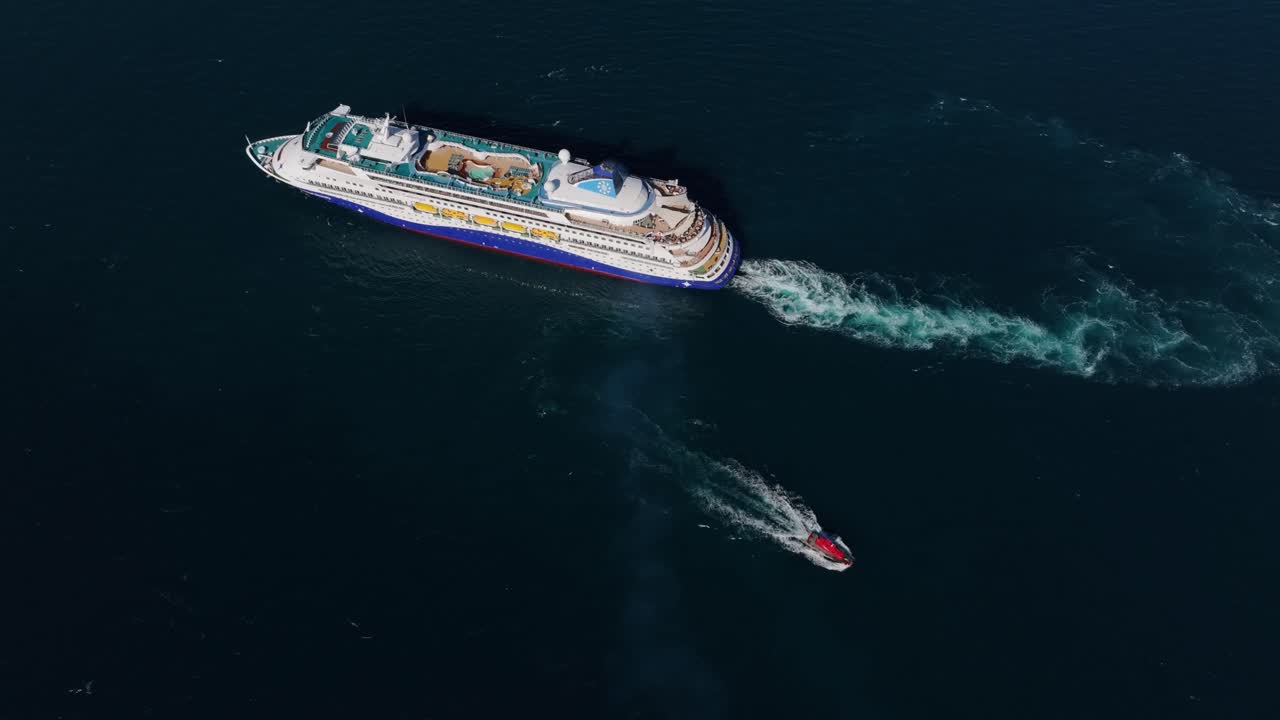 Moderne krydstogtskib navigerer i det dybe Ægæiske Hav, Kusadasi, Tyrkiet