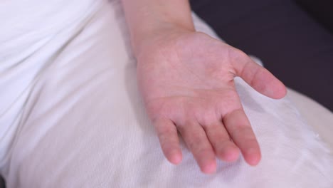 mujer tomando pastillas