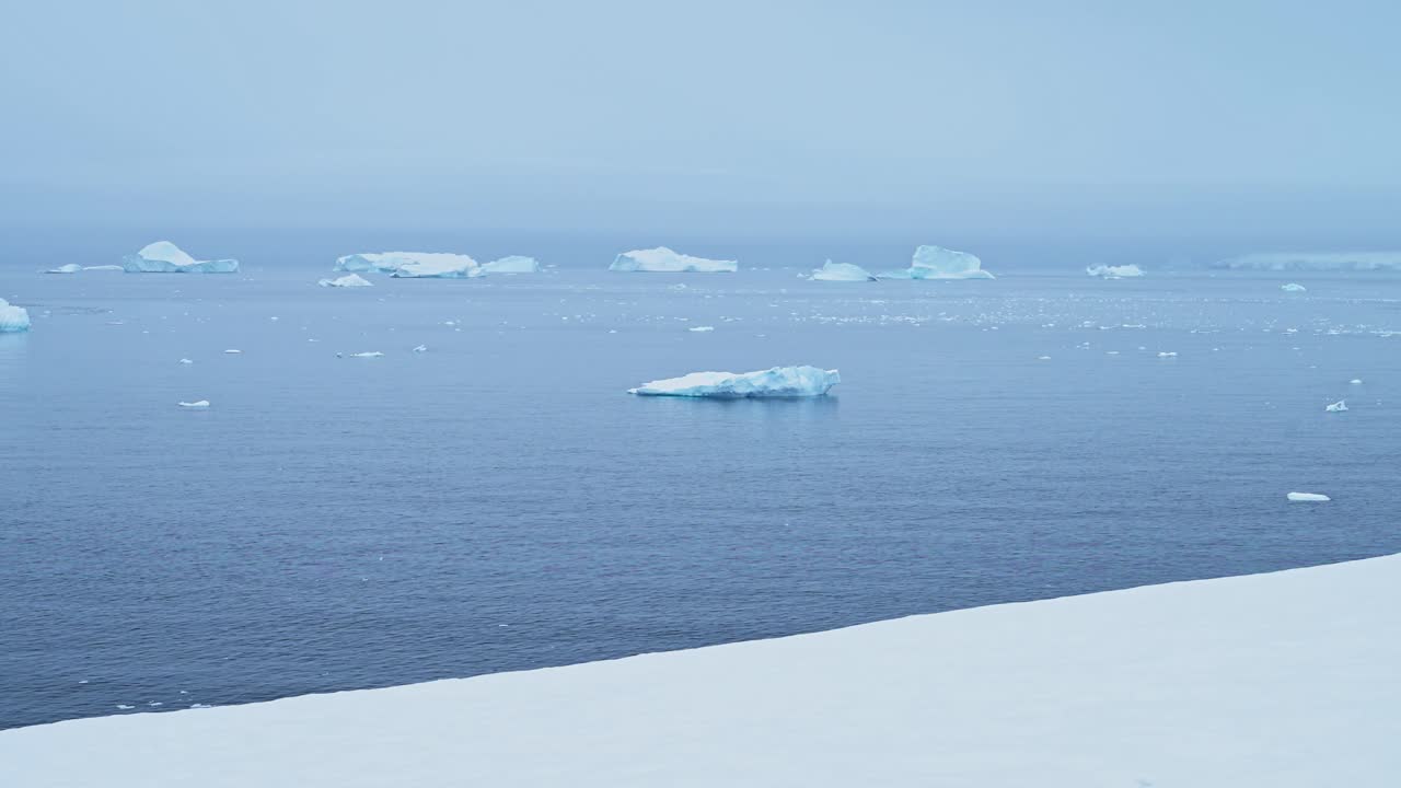 남극의 빙산과 함께 눈 인 겨울 풍경, 남극 반도의 눈과 빙산 풍경, 대륙에서 바다로 바라보는 바다 물, 남극 육지