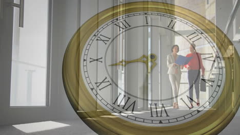 animación de reloj en movimiento sobre diversos colegas caminando y discutiendo el trabajo en la oficina