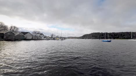 Lake-Windermere-An-Einem-Kalten,-Bewölkten-Tag-Mit-Grauen-Wolken-Und-Ruhigem-Grauem-Wasser