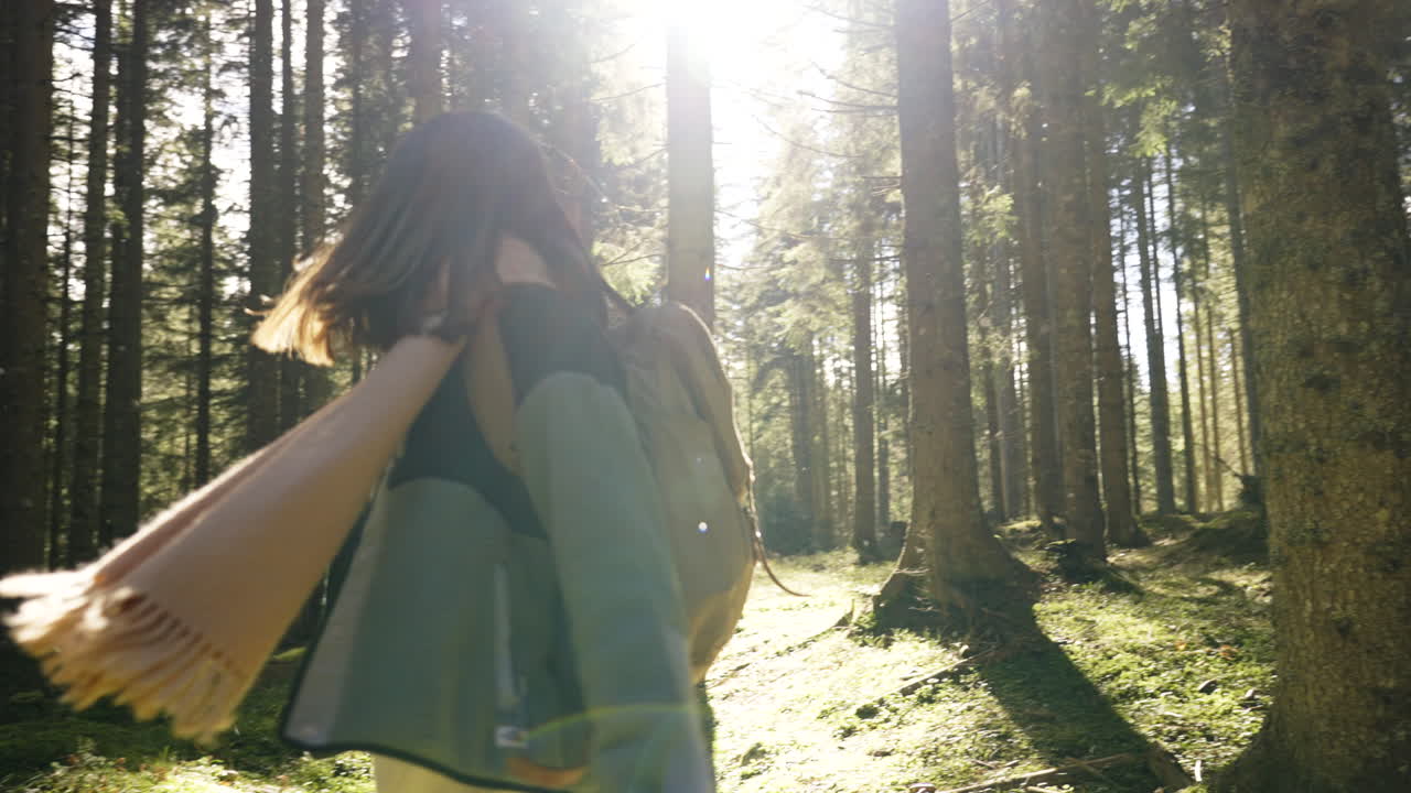 숲 에서 산책 하는 여자