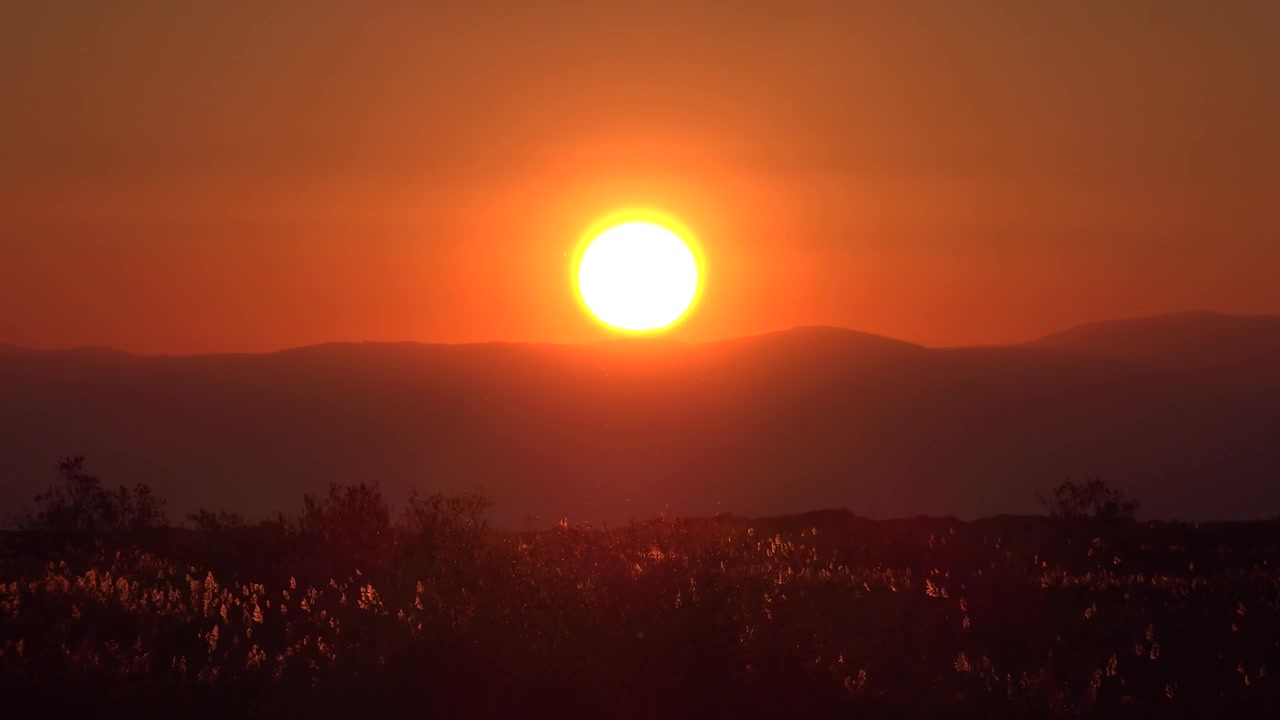 Sol Brilhante Nascendo Sobre Montanhas Distantes ao Amanhecer