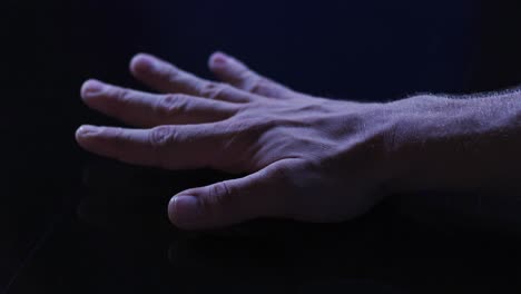 mano de hombre caucásico usando interfaz digital colocando la palma de la mano hacia abajo en la pantalla táctil