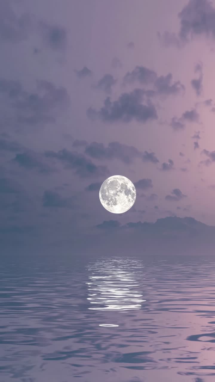 Reflexo da Lua Cheia em Água Calma com Céu Nublado
