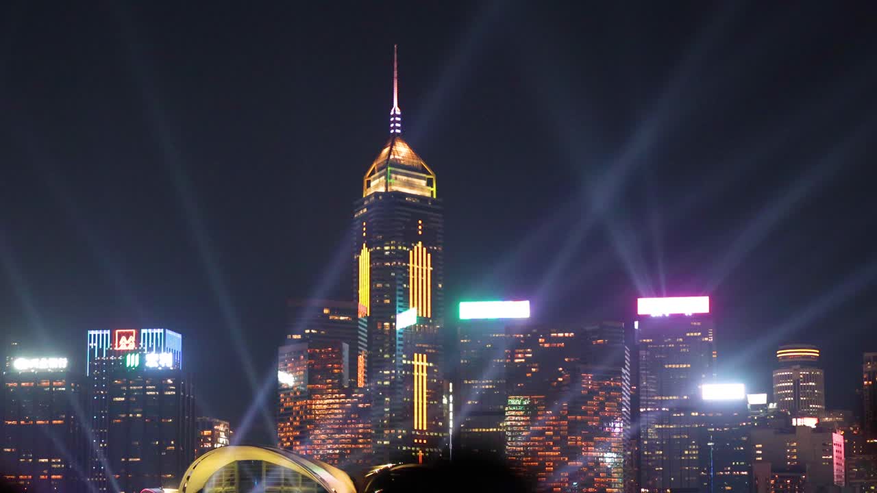 홍콩 스카이라인 위의 다채로운 빛 쇼