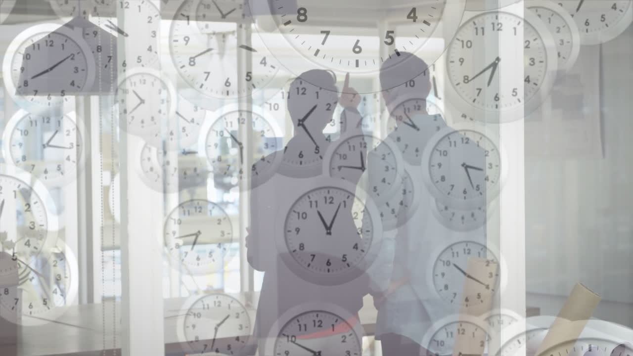 Animación de un reloj marcando sobre personas de negocios diversas en la oficina