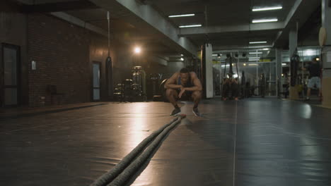 la cámara hace zoom en un hombre afroamericano atlético en el gimnasio.