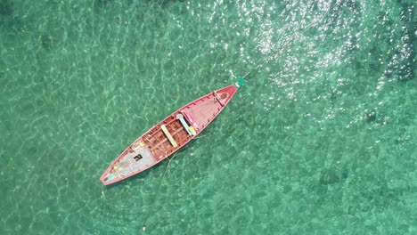 Luftaufnahme-Eines-Bootes-Auf-Klarem-Wasser