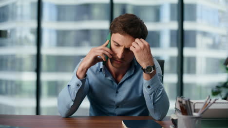 hombre de negocios preocupado hablando por teléfono de cerca. empresario triste discutiendo problemas