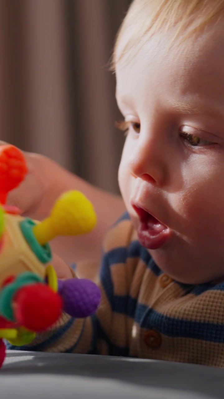 Adorabile bambino che gioca con un giocattolo sensoriale colorato