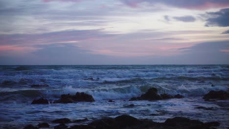 Olas-Del-Océano-En-Las-Rocas-Con-Un-Cielo-Colorido