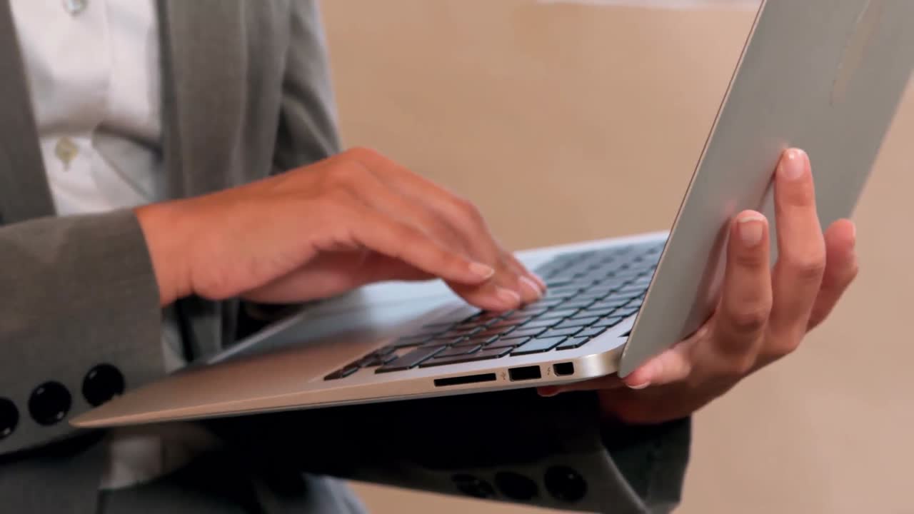 hombre de negocios usando laptop