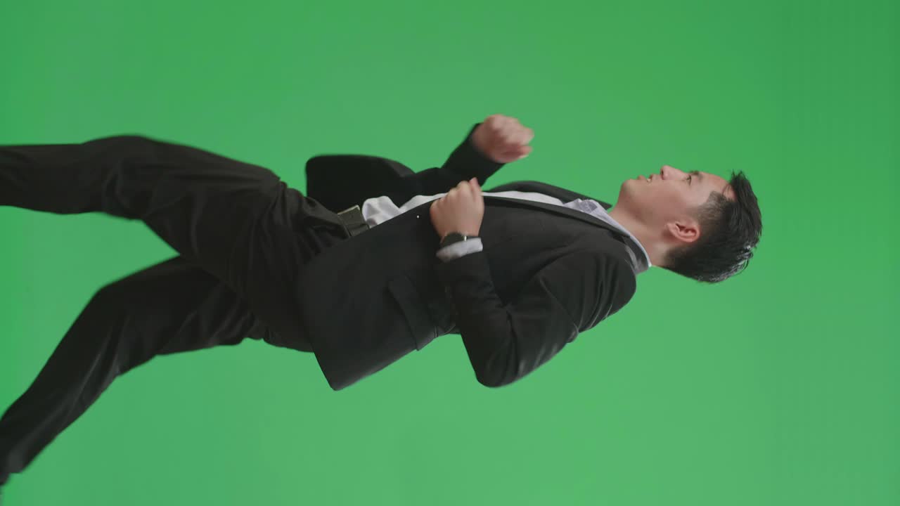 vista lateral del hombre de negocios asiático corriendo en pantalla verde clave de croma