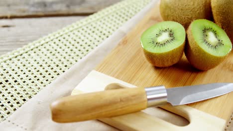 Kiwi-Y-Cuchillo-Sobre-Tabla-De-Cortar