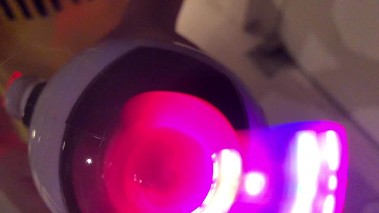 juguete colorido girando en círculos con luces brillantes