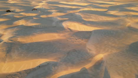 Drohnenvideo-Von-Wüstensanddünen-Bei-Sonnenuntergang