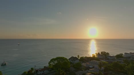 Mágica-Puesta-De-Sol-Sobre-La-Isla-Caribeña-De-Barbados